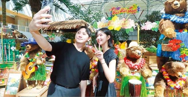 서울 여의도 더현대서울에서 고객들이 하와이 콘셉트의 포토존에서 사진을 찍고 있다. /현대백화점 제공