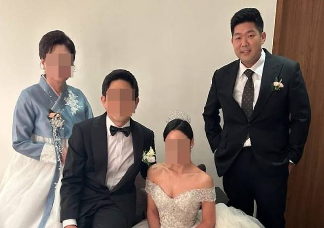 미 이민당국에 구금된 김태흥씨(맨 오른쪽)가 동생의 결혼식에 참석해 찍은 사진. /사진=미주한인봉사교육단체협의회 제공.