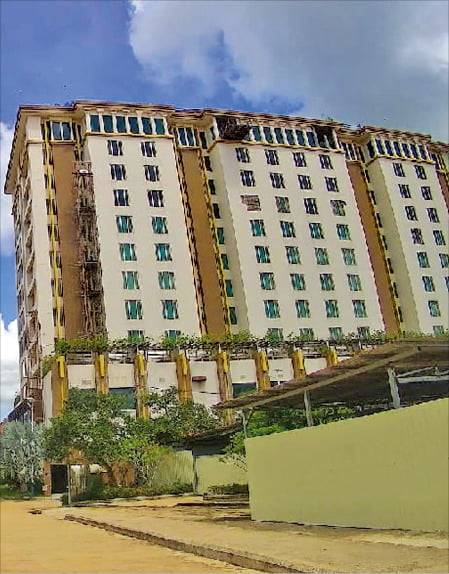 < 대규모 피싱범죄 소굴 > 김민수 씨(가명·28)가 탈출한 캄보디아 안롱뱅 지역의 한 사기 콜센터 건물. 11층 높이, 4700㎡ 규모로 건물 뒤편에 조직원 숙소, 카지노, 식당가 등이 자리하고 있다.  /독자 제공