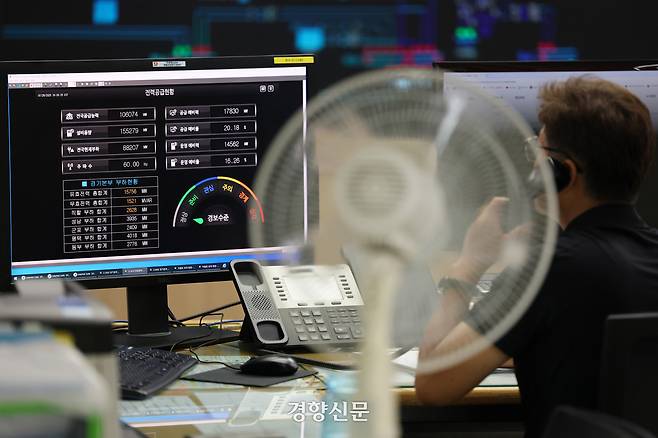 연일 폭염이 이어지고 있는 지난 28일 경기 수원시 한국전력공사 경기본부 전력관리처 계통운영센터에 전력공급현황이 표시되고 있다. 정효진 기자