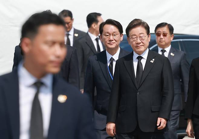 이재명 대통령과 김혜경 여사가 지난달 6일 서울 동작구 국립서울현충원에서 열린 70회 현충일 추념식에 입장하고 있다. 권혁기 의전비서관(왼쪽), 박관천 대통령경호처 정책관 내정자(오른쪽 뒤)가 이 대통령을 수행하고 있다. 대통령실통신사진기자단