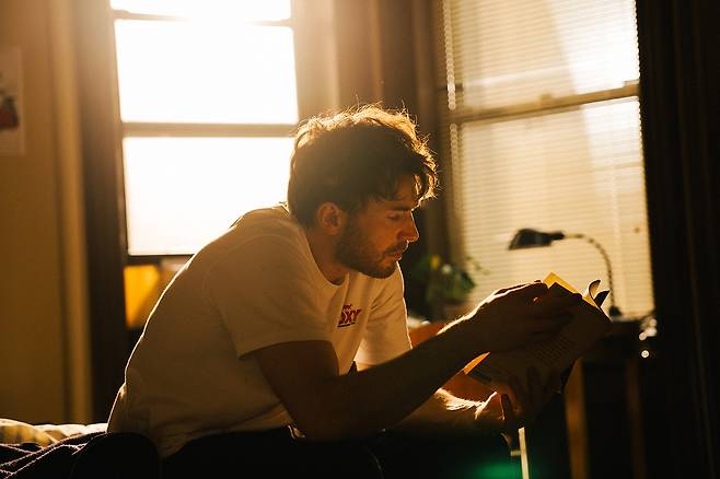 영화 <머티리얼리스트> 속 루시(다코타 존슨)의 전 남자친구 존(크리스 에반스)은 서른 일곱살, 무명 연극배우다. 그는 케이터링 업체 서빙 아르바이트로 뉴욕살이를 위한 생활비를 충당하고 있다. 소니픽처스코리아 제공