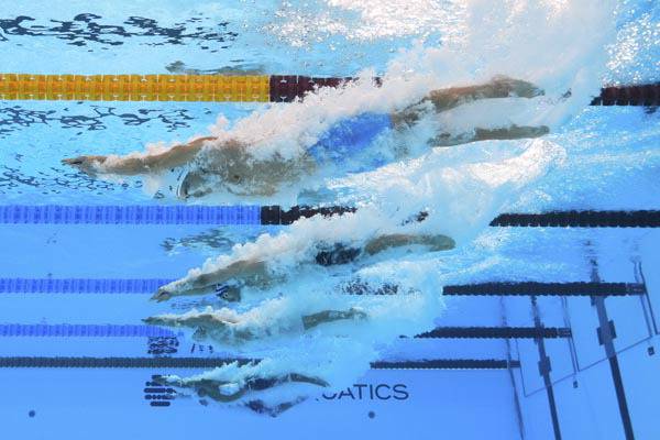 30일 싱가포르 아레나에서 열린 2025 세계수영선수권대회 남자 자유형 100ｍ 예선에서 선수들이 출발 신호와 함께 힘차게 입수하고 있다. AP 연합뉴스