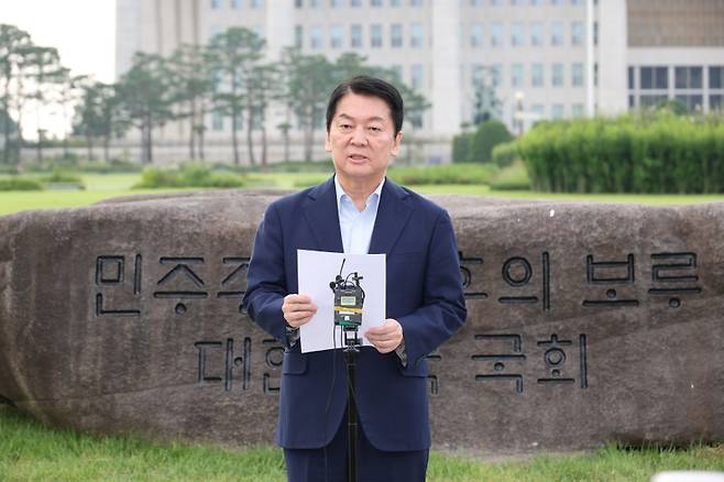 국민의힘 안철수 의원이 29일 서울 여의도 국회 상징석 앞에서 당대표 선거 출마 선언, 내란 특검 관련 기자회견을 하고 있다. 연합뉴스