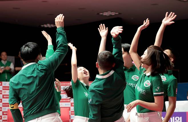 승리 후 환호하는 하나카드 선수단. PBA 제공