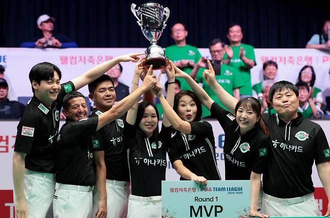 1라운드 우승을 차지한 하나카드 선수단. PBA 제공