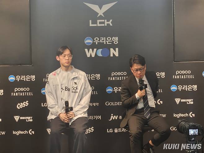 '스폰지' 배영준과 김상수 감독이 30일 서울 종로구 롤파크 LCK 아레나에서 열린 디플러스 기아와의 경기가 끝나고 인터뷰하고 있다. 송한석 기자