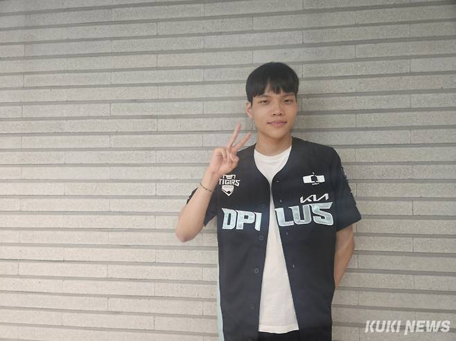 ‘시우’ 전시우가 30일 서울 종로구 롤파크 LCK 아레나에서 열린 ‘2025 LCK’ 정규시즌 라이즈 그룹 3라운드 DRX와의 경기 인터뷰 후 사진 촬영을 하고 있다. 송한석 기자