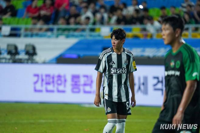 박승수가 30일 오후 8시 수원월드컵경기장에서 열린 ‘2025 쿠팡플레이 시리즈’ 팀 K리그와 경기에서 뛰고 있다. 유희태 기자&nbsp;