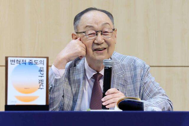 백낙청 서울대 명예교수가 29일 서울 마포구 창비 서교사옥에서 열린 신간 ‘변혁적 중도의 때가 왔다’ 출간 기자간담회에서 발언하고 있다. 뉴시스