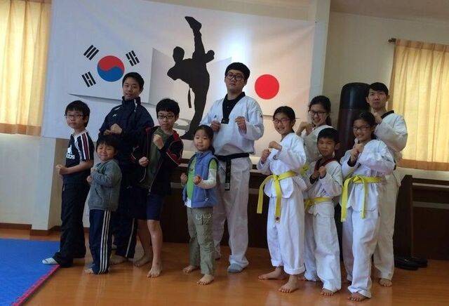 2014년 일본 도요타메구미교회에서 태권도 교실을 열었을 때 고정희 선교사의 아들 이연종(가운데)씨가 마이클 오(오른쪽) 국제로잔 총재와 그의 자녀들, 현지 아이들과 태권도 자세를 잡고 있다. 고 선교사 제공