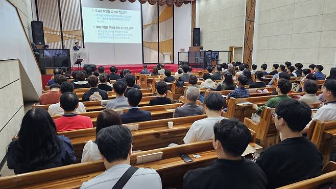 지난해 침례식을 앞두고 전주 순복음참사랑교회 본당에서 침례 교육이 열리고 있다. 전주 순복음참사랑교회 제공