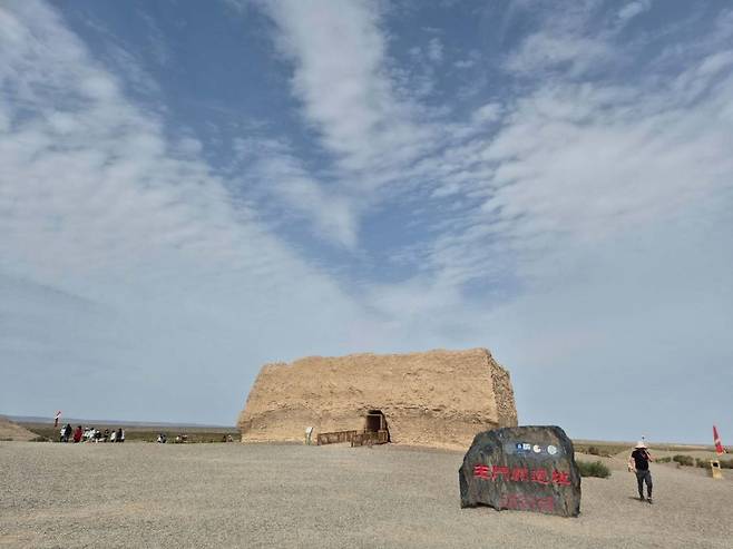 중국 간쑤성 둔황의 옥문관 유적. 기원전 2세기 때인 한무제 때 설치됐다.