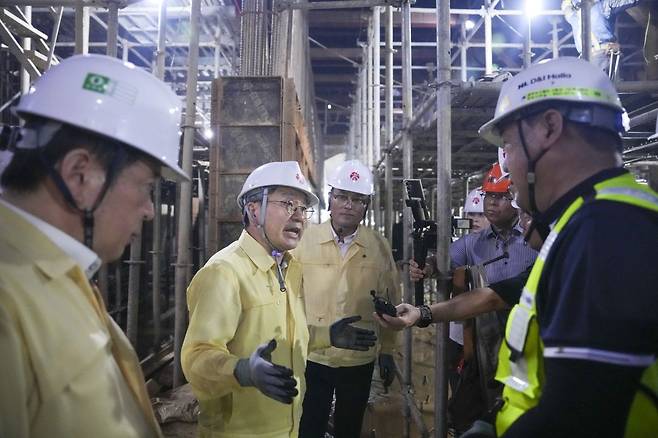 강기정 광주광역시장이 30일 오전 백운광장에 위치한 도시철도2호선 1단계 건설현장을 방문해 호우 피해 복구 등 공사 진행 상황을 점검하고 있다. 광주광역시 제공