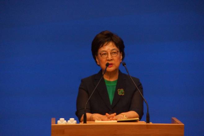임루디아 선교사가 지난 27일 포도원교회 양산미션센터 입당예배에서 축사를 하고 있다. 임 선교사는 “가진 것 없이 시작했지만 하나님은 언제나 나를 사용하셨다. 모든 감사와 영광을 하나님께 돌린다”고 말했다.