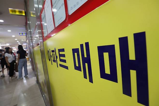 서울의 한 부동산 중개업소 앞에 매물 정보가 붙어 있다. 30일 국토교통부 실거래가공개시스템에 따르면 7월 서울 아파트 거래량은 6월보다 77.4% 줄어든 2691건에 그쳤다. 연합뉴스