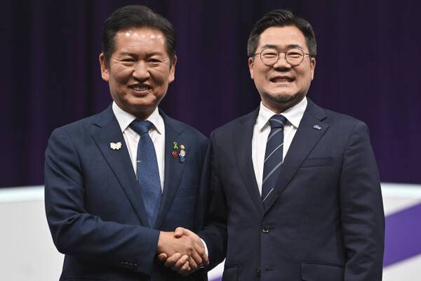 더불어민주당 정청래(왼쪽), 박찬대 당 대표 후보가 29일 MBC에서 열린 TV토론회에 참석해 기념촬영을 하고 있다. 연합뉴스