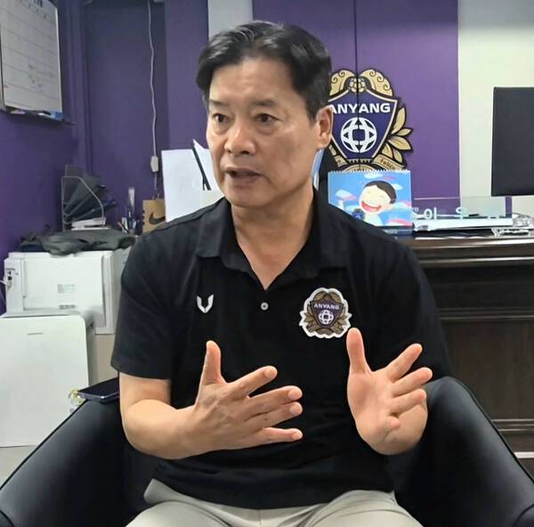 이우형 FC안양 신임 단장이 30일 기자간담회서 구단 운영 계획을 밝히고 있다. 임창만기자