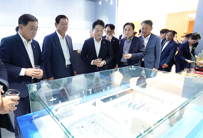 효성중공업 HVDC 변압기 공장 기공식에서 참석자들이 공장 조감도를 살펴보고 있다. (왼쪽부터) 허성무 더불어민주당 국회의원, 이상운 효성 부회장, 이호현 산업통상자원부 차관. <효성중공업>