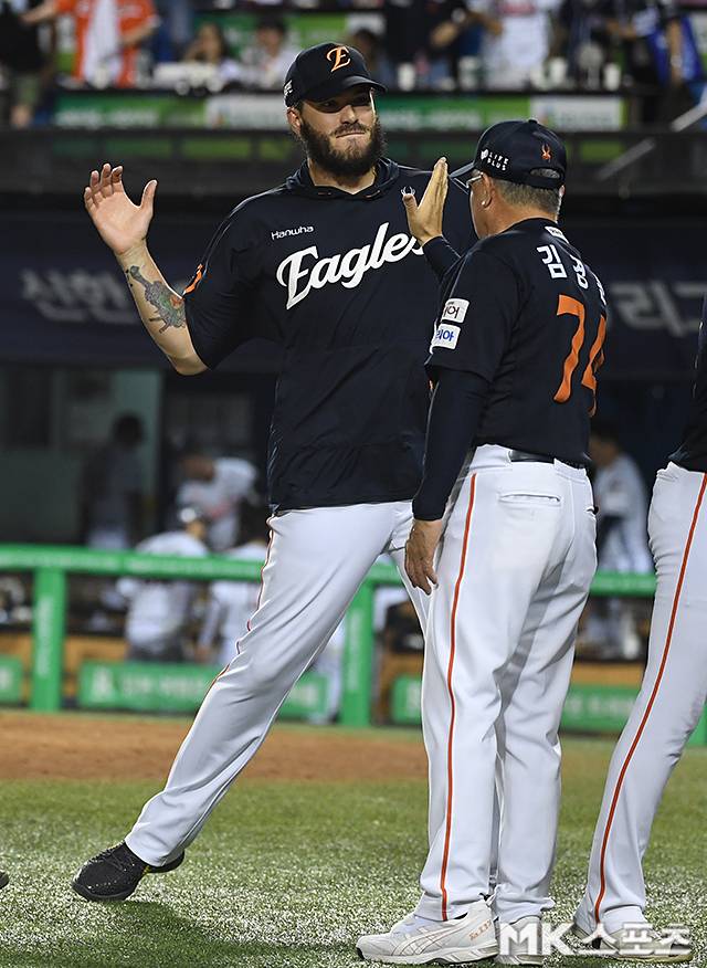 폰세와 김경문 감독. 사진=천정환 기자