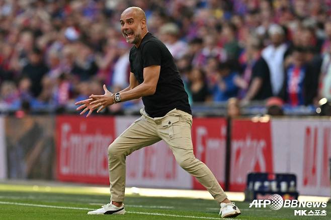 과르디올라 감독은 지도자로 바르셀로나에서 더 큰 업적을 세웠다. 과르디올라 감독은 바르셀로나 감독으로 데뷔하자마자 ‘6관왕’을 달성하는 등 화려한 지도자 생활을 보냈다. 특히나 ‘티키타카’라고 불리는 패스 중심의 점유율 축구를 완성하는 등 세계 축구 역사를 다시 썼다. 과르디올라는 바르셀로나 감독으로 라리가 우승 3회, 코파 델 레이 우승 2회, UCL 우승 2회, 국제축구연맹(FIFA) 클럽 월드컵 우승 2회 등의 업적을 써냈다. 사진=AFPBBNews=News1