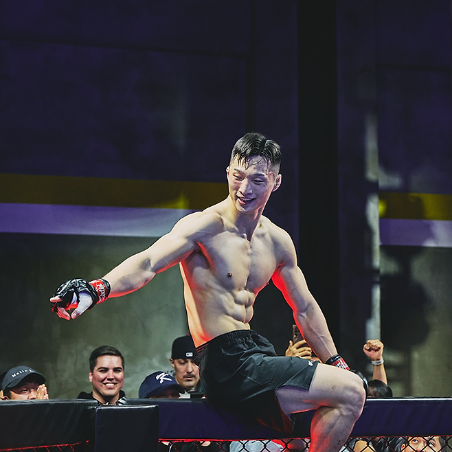 ‘코리안 좀비’ 정찬성의 제자 장윤성이 2025년 4월 서울특별시 스포모티브 ZFN 오리진에서 UFC 3전 파이터 아베 다이치를 꺾은 후 기뻐하고 있다. 사진=MCP ECC