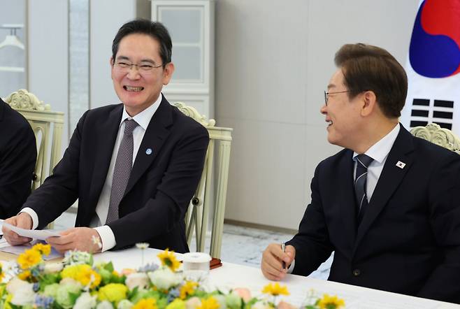 이재명 대통령(오른쪽)이 서울 용산 대통령실에서 열린 6경제단체 및 기업인 간담회에서 이재용 삼성전자 회장의 발언을 들으며 미소짓고 있다./사진제공=뉴시스