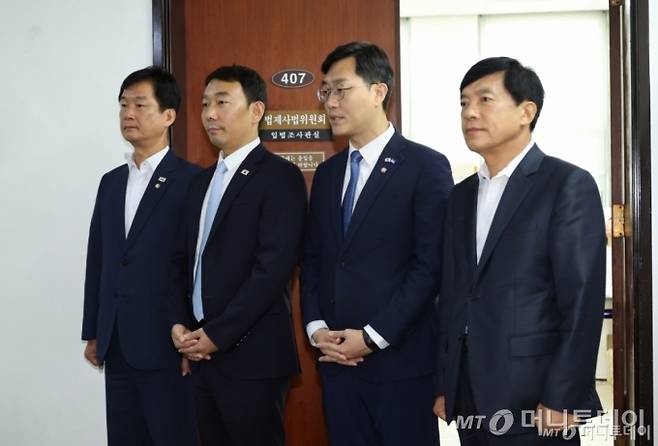[서울=뉴시스] 김금보 기자 = 김용민(왼쪽 두번째) 국회 법제사법위원회 법안심사제1소위원회 위원장을 비롯한 더불어민주당 의원들이 28일 서울 여의도 국회에서 상법개정안 의결을 마친 후 백브리핑을 하고 있다. 2025.07.28. kgb@newsis.com /사진=김금보