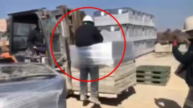 전남 나주시 한 벽돌공장에서 외국인 노동자를 벽돌과 함께 비닐로 묶어 지게차로 들어 올리는 사건이 발생해 공분을 사고 있다. /사진=뉴스1