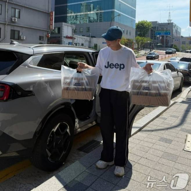 민생회복 소비쿠폰으로 소방·경찰에 커피를 전달한 유오균씨가 춘천소방서 커피 전달 전 기념촬영 중인 모습. /사진=뉴스1(유오균씨 제공)