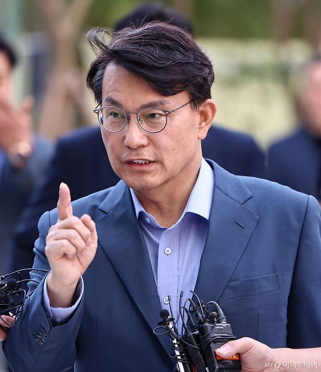 (서울=뉴스1) 김도우 기자 = 공천 개입 의혹을 받는 윤상현 국민의힘 의원이 27일 서울 종로구에 마련된 김건희 특검팀(특별검사 민중기) 사무실로 조사를 받기 위해 출석하고 있다. 2025.7.27/뉴스1  Copyright (C) 뉴스1. All rights reserved. 무단 전재 및 재배포,  AI학습 이용 금지. /사진=(서울=뉴스1) 김도우 기자