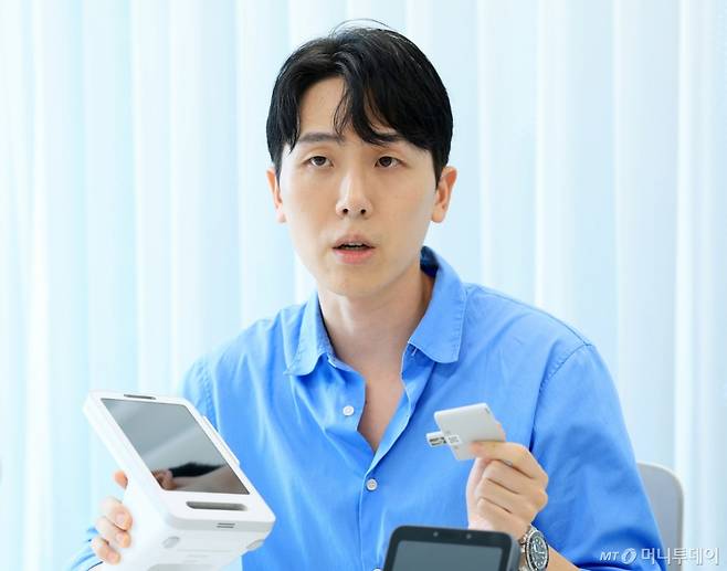 류관준 토스플레이스 산업 디자이너가 자사 제품인 '프론트' 2세대를 들고 머니투데이와 인터뷰를 하고 있다. /사진=김창현 기자 chmt@