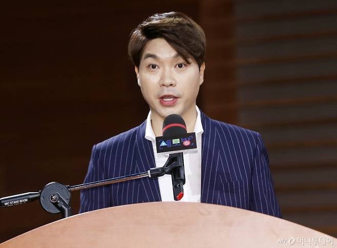 개그맨 박수홍이 2017년 서울 마포구 상암 MBC에서 진행된 예능프로그렘  제작발표회'에 참석해 진행을 하고 있다 /사진=김휘선 기자 hwijpg@