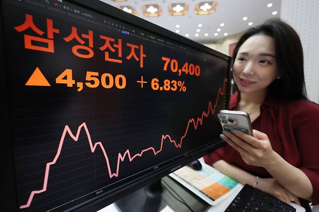 사진은 지난 28일 서울 여의도 한국거래소 전광판에 삼성전자 주가가 표시된 모습. /사진=뉴시스