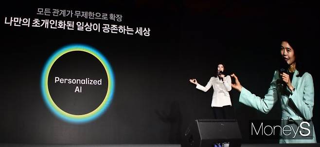 카카오가 정부 주관의 '독자 AI(인공지능) 파운데이션 모델 프로젝트'에 참여하며 '국가대표 AI 모델' 개발을 위한 본격적인 행보에 나섰다. 정신아 카카오 대표가 4일 서울 중구 소공동 더 플라자 호텔에서 진행된 카카오 미디어 데이(KaKao Media Day)에 참석, 키노트를 갖고 있는 모습. /사진=임한별 기자(머니S)