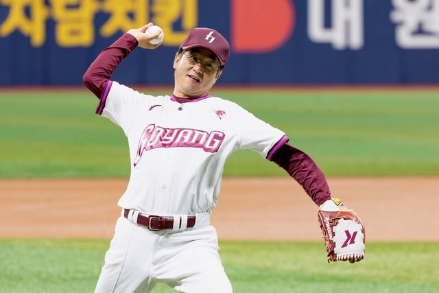 이동환 고양특례시장이 29일 고척스카이돔에서 열린 2025 KBO 퓨처스리그 고양 히어로즈와 SSG 랜더스의 경기에서 시구를 하고 있다. 고양시 제공