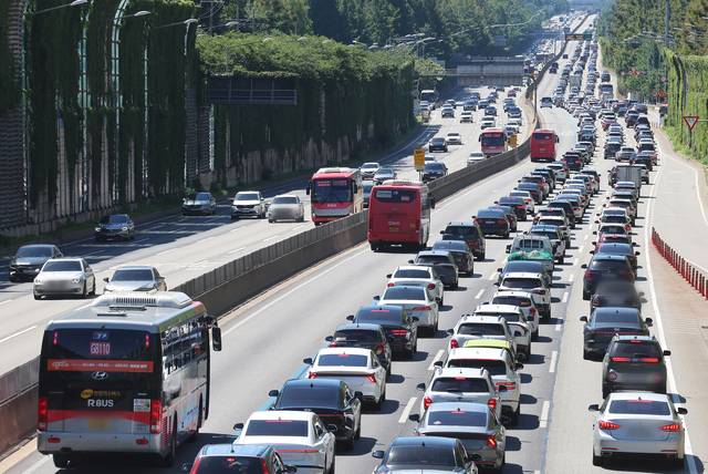 여름 휴가철인 27일 서울 서초구 잠원IC 경부고속도로 하행선이 차량으로 정체를 빚고 있다. 연합뉴스