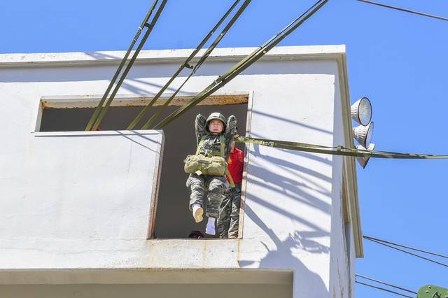 해병대 여름캠프. 29 일 해병대캠프 참가자가 공수기본훈련을 받고 있다.해병대 제공