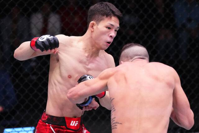 펀치를 날리는 박현성(왼쪽). /UFC 제공