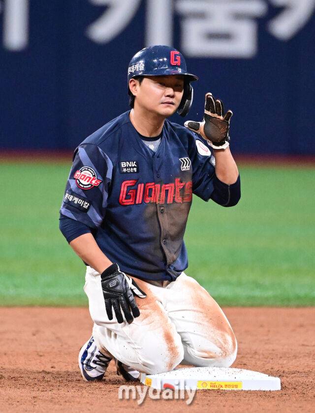 2025년 7월 24일 오후 서울 고척스카이돔에서 열린 '2025 신한 SOL뱅크 KBO 리그' 롯데 자이언츠와 키움 히어로즈의 경기. 롯데 1루 주자 손호영이 2회초 1사 1루서 키움 정현우의 폭투 때 2루를 밟은 뒤 더그아웃에 사인을 보내고 있다./마이데일리