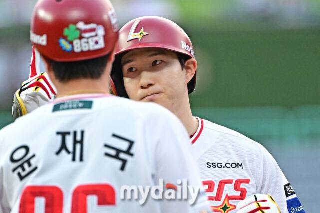 8일 인천 SSG랜더스필드에서 열린 '2025 신한 SOL BANK KBO리그' KT 위즈와 SSG랜더스 경기. SSG 박성한이 2회말 1사 1루에 안타를 친 후 기뻐하고 있다./마이데일리