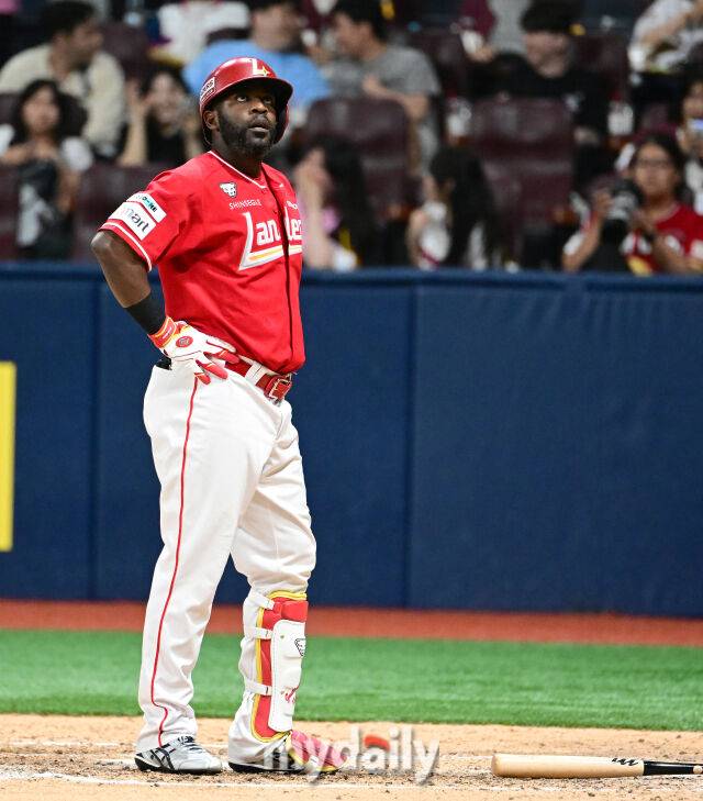 2025년 6월 18일 오후 서울 고척스카이돔에서 열린 '2025 신한 SOL뱅크 KBO 리그' SSG 랜더스와 키움 히어로즈의 경기. SSG 에레디아가 8회초 무사 1루서 타격을 하며 아쉬워하고 있다./마이데일리