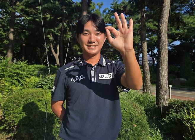 옥태훈이 헤럴드경제와 인터뷰를 마친 뒤 포즈를 취하고 있다. 옥태훈은 “제 성인 옥(Ok)과 함께 시즌 3승 목표를 의미하는 것”이라며 손가락 3개를 OK 모양으로 펴 보이고 활짝 웃고 있다.  조범자 기자