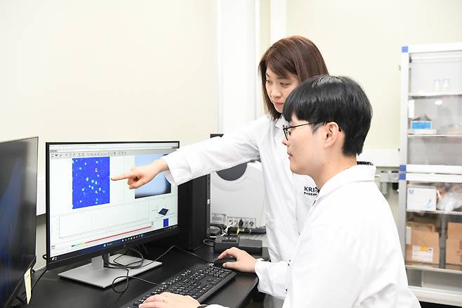 유은아(왼쪽) 한국표준과학연구원(KRISS) 박사가 SERS 나노입자 기반 생체지표 검출 결과를 분석하고 있다.[KRISS 제공]