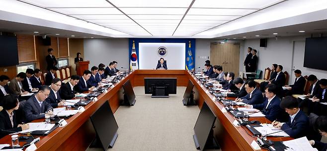 이재명 대통령이 30일 서울 용산 대통령실 청사에서 열린 비상경제점검 태스크포스(TF) 3차 회의를 주재하고 있다. [연합]