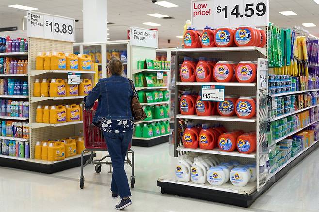 29일(현지시간) 미국 캘리포니아주 로스앤젤레스의 한 매장 내부. [EPA]