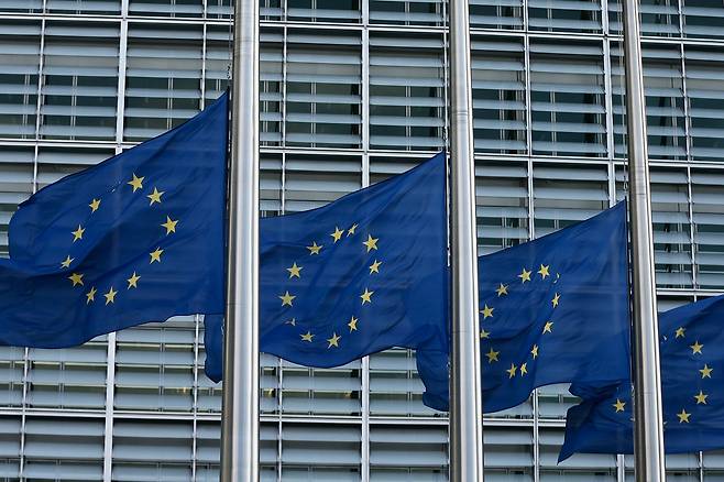 벨기에 브뤼셀에 위치한 유럽연합(EU) 집행위원회 본부 앞에 걸려있는 EU 깃발들. [게티이미지]