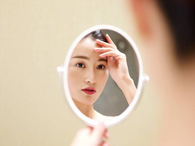 여름에는 피지 분비가 늘어나 여드름 등의 피부 질환이 생기기 쉽다. [123RF]