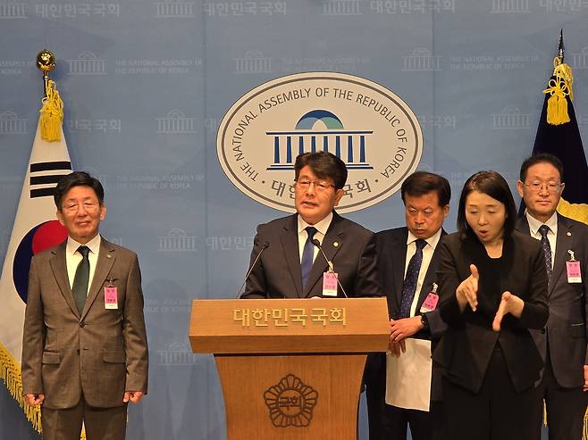 한국임업인총연합회(회장 박정희)와 한국산림단체연합회(공동의장 박정희, 김헌중, 진영문, 박인기)는 30일 국회 소통관에서 기자회견을 열고 봄철 대형산불에 원인에 대햔 입장문을 발표했다.