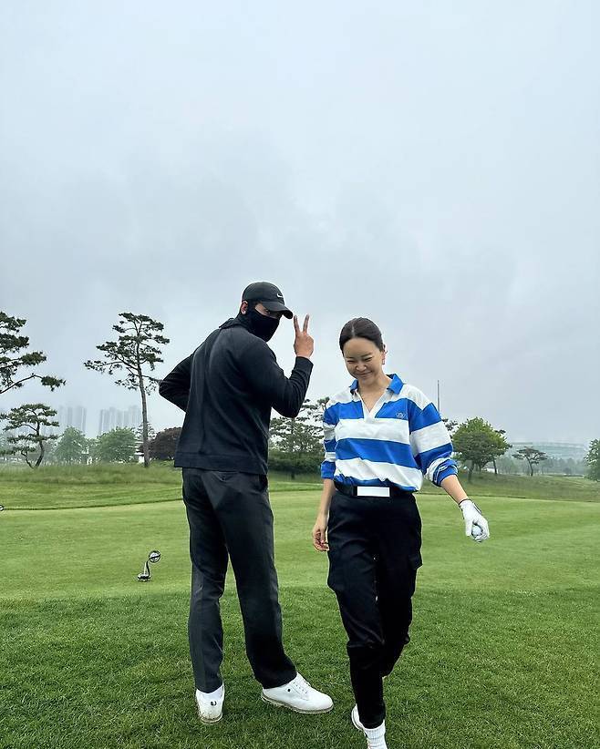 남편 정석원과 골프 라운딩 중 포즈를 취한 가수 백지영(본인 SNS)